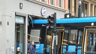 Norvège un tramway fou finit sa course dans un magasin à Oslo  AFP [upl. by Anerual]