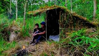 Camping di tengah hutan membuat tempat perlindungan yang aman nyaman dan hangat untuk berteduh [upl. by Fred]