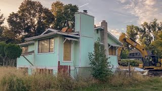 Excavator Quickly Demolishing An Entire House [upl. by Kelda]