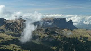 Zeitraffer Seiser Alm mit Rosengarten und OrtlerGruppe Dolomiten Südtirol [upl. by Iveson393]