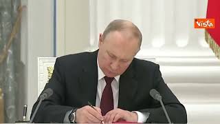 Putin riconosce il Donbass la firma del Trattato [upl. by Gitel]