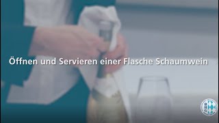 Öffnen und Servieren einer Flasche Schaumwein Prüfungsvorbereitung im Gastronomie Service [upl. by Laurette]