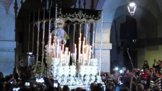 Ntra Sra de la Esperanza pasando su arco de rodillas LUNES SANTO 2017 AVILA [upl. by Agna580]