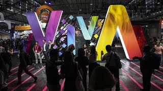 VivaTech 2024  lintelligence artificielle au cœur du salon annuel de la technologie [upl. by Dodd154]