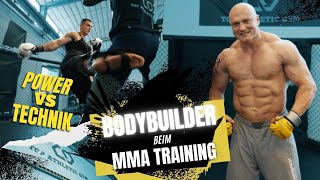 Bodybuilder beim MMA Training [upl. by Lu111]