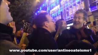 BONO VOX DO U2 CANTA PARA JESUS NAS RUAS DE DUBLIN [upl. by Nyrmac582]