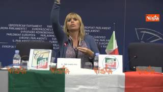 UE MUSSOLINI PRESENTA KIT ANTI SCHULZ FISCHIETTO E TROMBETTA STADIO PER OTTENERE PAROLA [upl. by Trescha]