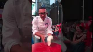 VIDEO DA NEW YORK  Gino Sorbillo pizza a Times Square [upl. by Zetnauq]