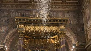 Pourquoi des flocons de neige tombent du plafond de la basilique  Histoire de Notre Dame des neiges [upl. by Gwendolen232]