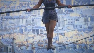 En équilibre sur un fil cette funambule traverse Montmartre [upl. by Blackburn]