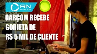 Garçom recebe gorjeta de R 5 mil de cliente nos EUA [upl. by Cyna512]