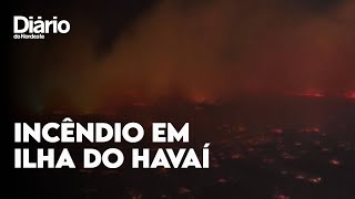 Incêndio em ilha do Havaí faz pessoas se atirarem no mar e deixa estradas bloqueadas [upl. by Atiruam]