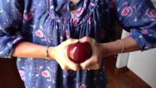 Cómo partir una manzana con las manos [upl. by Ahsiket]