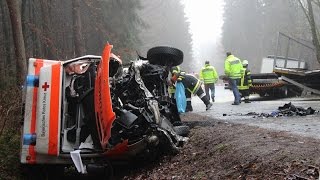 Alarmfahrt Rettungswagen kollidiert mit LKW  2 Sanitäter eingeklemmt amp schwer verletzt [upl. by Aldus589]