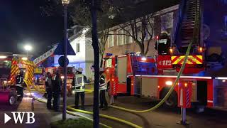 Wohnungsbrand Feuerwehr rettet zwei Menschen vom Dach [upl. by Aisel16]