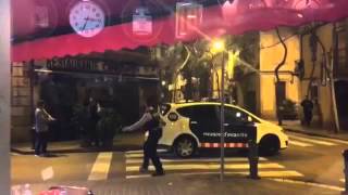 Mossos reducen a un agresor con cuchillo en la Barceloneta [upl. by Ellita]