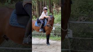 Sarina reitet zum ersten Mal mit Halsring ✨🐴 28100 neue Dinge ViktoriaSarina [upl. by Yeslah]