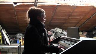 Bo plays the organ and sings Zo alleen  Hans Teeuwen [upl. by Lunn]