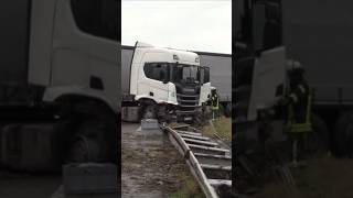 A1 LKW Unfall Sattelzug auf Mittelschutzplanke Bergung Autobahn BAB1 Feuerwehr Gevelsberg [upl. by Hartwell444]