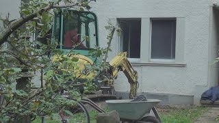 Bagger beschädigt Gasleitung vor Wohnhaus in der Bonner Weststadt am 27102014 [upl. by Ahsik]