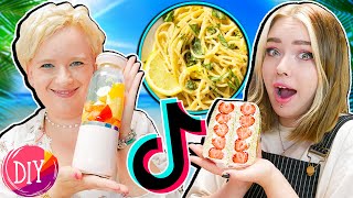 WIR TESTEN VIRALE TIKTOK FOOD LIFEHACKS Zitronenpasta Erdbeer Sandwich [upl. by Hgiellek453]