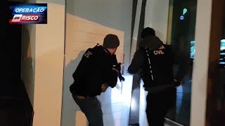 Policiais surpreendem ladrão de banco em casa de luxo [upl. by Alleyne231]