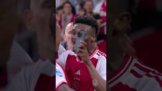 Kudus 😂 Starboy from Ghana randomly grabbing a phone during Steven Bergwijn his celebration 📲🤣 [upl. by Pavia]