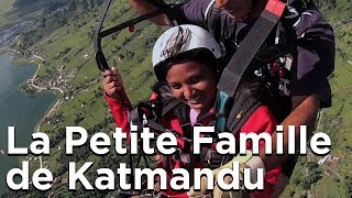 Parapente à Pokhara Népal La Petite famille de Katmandou Swayambu Family sport de montagne [upl. by Leanahtan]