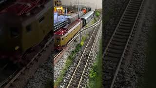 Transito treno passeggeri FS con locomotiva E428 137 [upl. by Tawney]