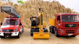 Cuentos del súper equipo de rescate de camión de bomberos y excavadora de juguete [upl. by Tumer437]