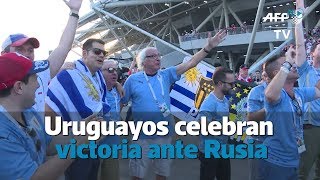 Uruguayos celebran victoria ante Rusia y pase a octavos [upl. by Ahseram]