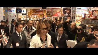 YOSHIKI現る、新宿にファン大集結 [upl. by Ltsyrk]