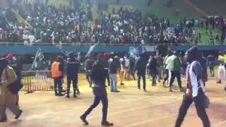 La danse endiablée des fans de Ama Baldé au stade [upl. by Mixie]