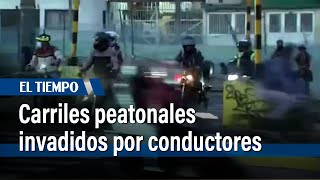 Conductores irresponsables invaden carriles peatonales  El Tiempo [upl. by Kcirneh]