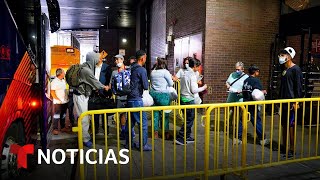 Los migrantes enviados de Texas a Nueva York reciben ayuda  Noticias Telemundo [upl. by Rosene]