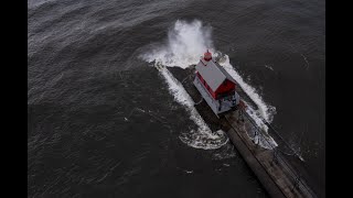 Gale warning whips up large waves on Lake Michigan [upl. by Alahs]