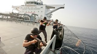 Piratas somalíes VS Guardias Privados de Seguridad de Barcos SPSG [upl. by Etteinotna320]