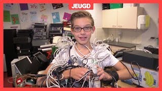 Kinderen verzamelen oude televisies en mobieltjes [upl. by Enitsugua94]