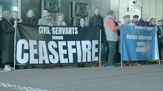 Nederlandse ambtenaren in protest tegen Nederlandse medeplichtigheid genocide [upl. by Maxi]