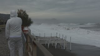 Mareggiata sulla Liguria onde fino a 7 metri al largo danni limitati sulla costa [upl. by Joycelin80]