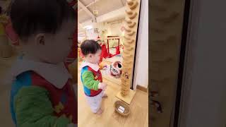 看的好認真 認真 親子館 親子空間 幼兒活動 幼兒空間 幼兒天地 baby babyspace childrenactivities childspace childmovie [upl. by Sax]