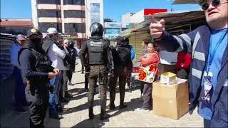 COMERCIANTES EN PLAZA SUCRE SE MANIFIESTAN POR ASIGNACIÓN DE PUESTOS [upl. by Carley]