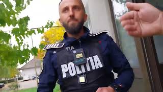 Cei de la butoane fac ce vor un polițist și o polițistăfug de creștinul nervos de fire [upl. by Roper]