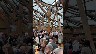 Wie viel kostet ein Tisch auf dem Oktoberfest  Oktoberfest in München 2024 [upl. by Aikaz618]