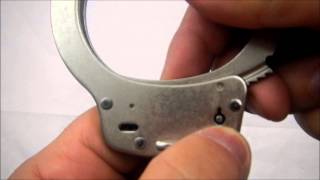 The differences between Smith and Wesson and Peerless Handcuffs [upl. by Ornas]