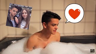 JE SUIS VRAIMENT EN COUPLE AVEC LÉAA   ASK DANS MON BAIN [upl. by Pollard]