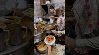 Waris Nihari Lahore  Oldest amp Famous Beef Nihari Urdu Bazar [upl. by Enedan]