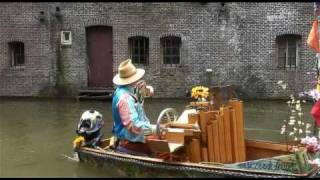 muziekbootje aan de werven van de gracht [upl. by Casey]