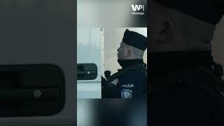 Białorusin jechał na rondo pod prąd Zablokował wjazd Policja musiała go eskortować [upl. by Atimed]