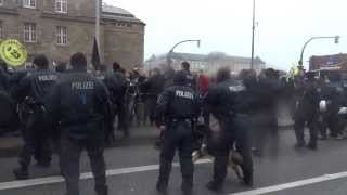 Polizei eskaliert Lampedusa Demo Hundestaffel und Pfefferspray  Einsatz 14122013 [upl. by Lunneta275]